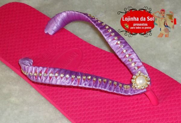 Chinelo decorado com strass e piercing (sob encomenda)